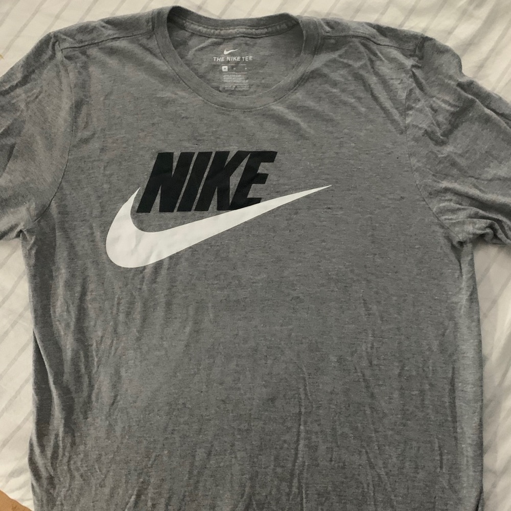 Men’s Medium Grey Nike Long Sleeve T-Shirt